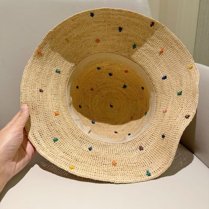 Cappello di paglia pieghevole in rafia realizzato su misura con macchie colorate Cappello da sole estivo fatto a mano con cappello a secchiello naturale Commercio all'ingrosso